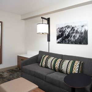 Upper Floors Queen Room